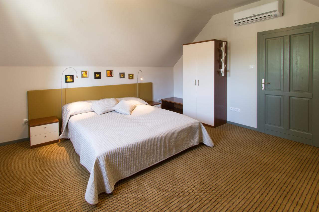 Villa Oliva Boutique Rooms Zamárdi エクステリア 写真