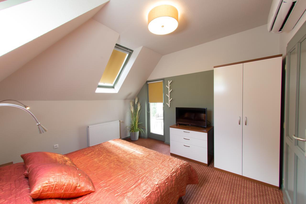 Villa Oliva Boutique Rooms Zamárdi エクステリア 写真